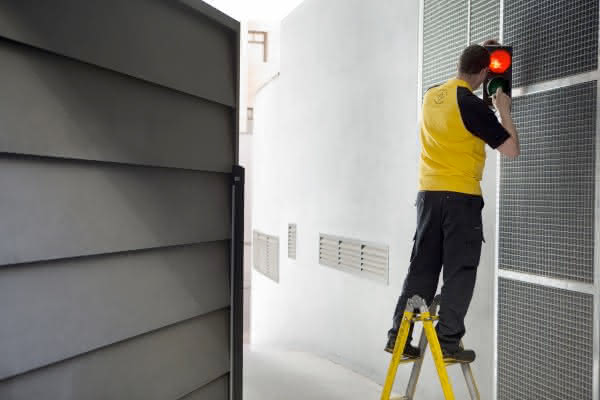 Mantenimiento de puertas automáticas 1 trabajador de Mayns haciendo el mantenimiento de puertas automáticas